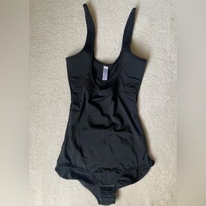 MARILYN MONROE Shaping With Your Own Bra Bodysuit. Medium. Black.